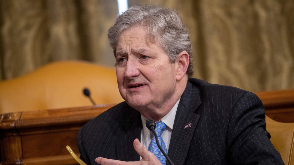 Did the 'Born in America Act' pass, forcing federal officeholders to resign? Not so fast | Snopes.com