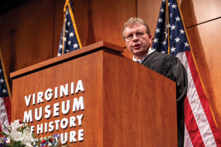 Hàng chục người tuyên thệ nhập quốc tịch tại Bảo tàng Lịch sử Virginia...