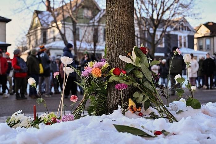 Hoa và nến được đặt gần hiện trường vụ nữ nạn nhân 37 tuổi bị đặc vụ ICE bắn chết tại Minneapolis hôm 7-1. Ảnh: AP