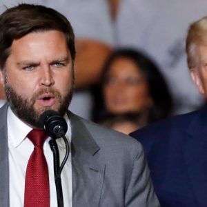 JD Vance, người được Trump chọn để tranh cử tổng thống, là ai?