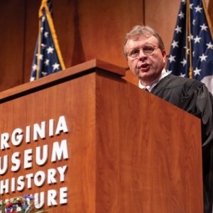 Hàng chục người tuyên thệ nhập quốc tịch tại Bảo tàng Lịch sử Virginia...