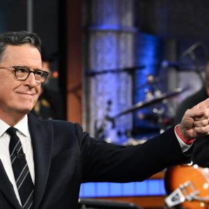 Stephen Colbert reacts to Trump diss; Jon Stewart, John Oliver join in -  Los Angeles Times